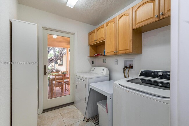 Building Photo - 2717 SW 46th St