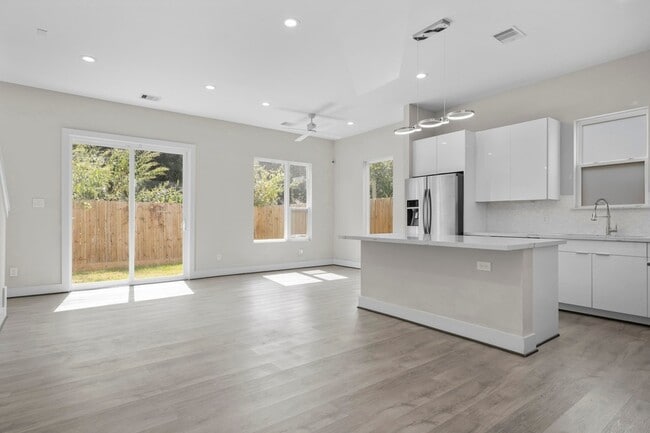 Building Photo - 861 Prosper St