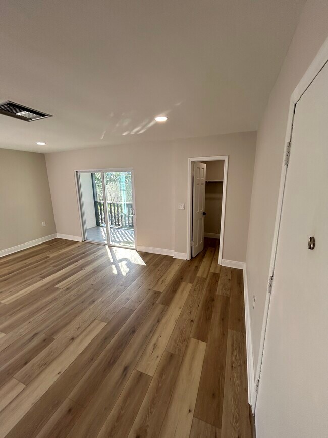 Building Photo - 3848 N Lake Dr