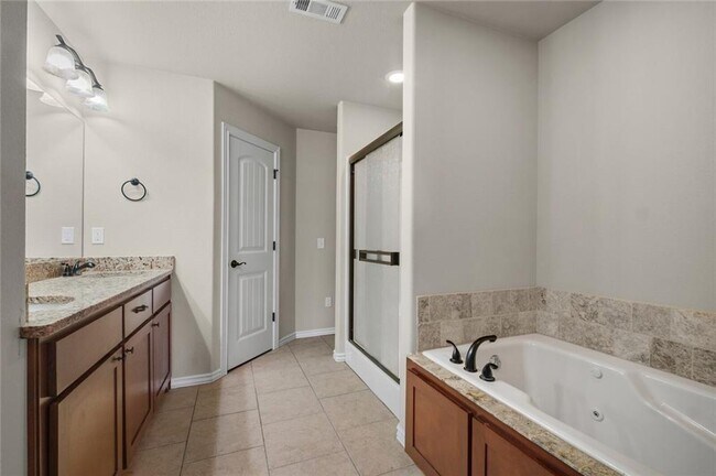 Building Photo - 904 SW Caprington St