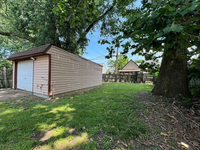 Building Photo - Madison/W.95th neighborhood : 3 bedroom/1 bath single family house available NOW.
