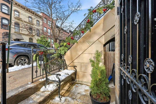 Building Photo - 535 Bloomfield St