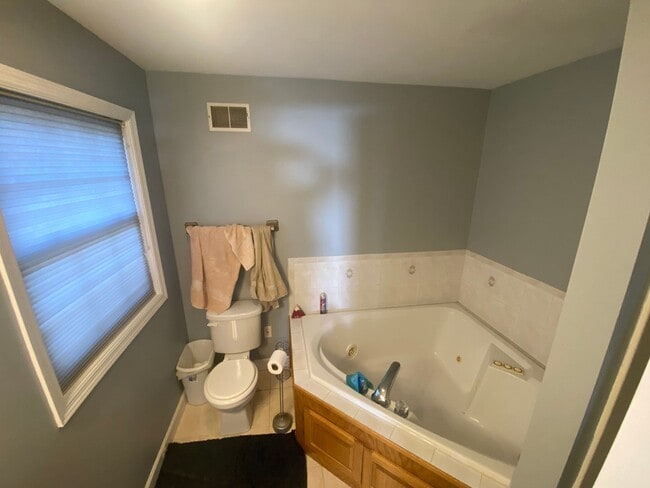 Building Photo - Nice Sinking Spring Larger Fenced Semi-Det...
