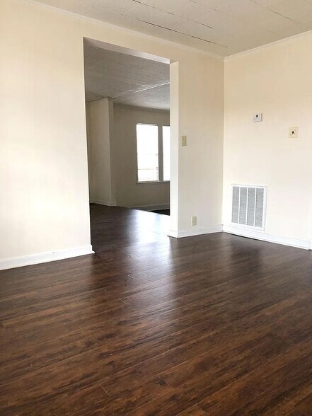 Building Photo - 126 S Rocksprings St