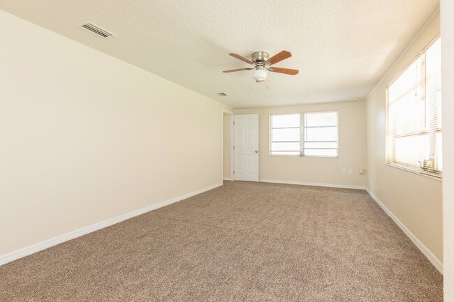 Building Photo - Exceptional 3/2/1 In Port Richey