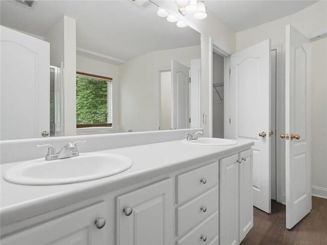 Building Photo - 166 Cove Hill