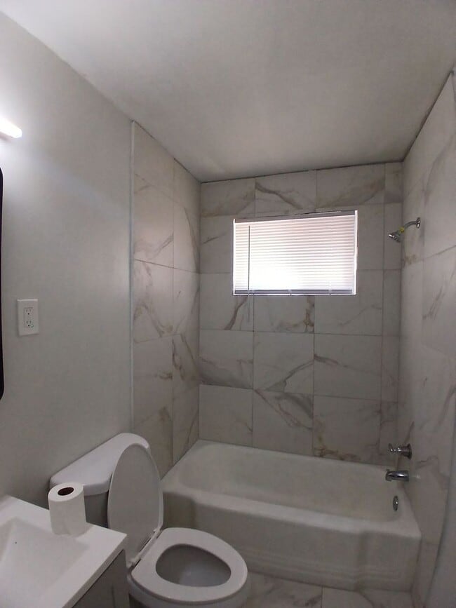 Building Photo - Fully Renovated 2 bedroom 1 bath Duplex - ...