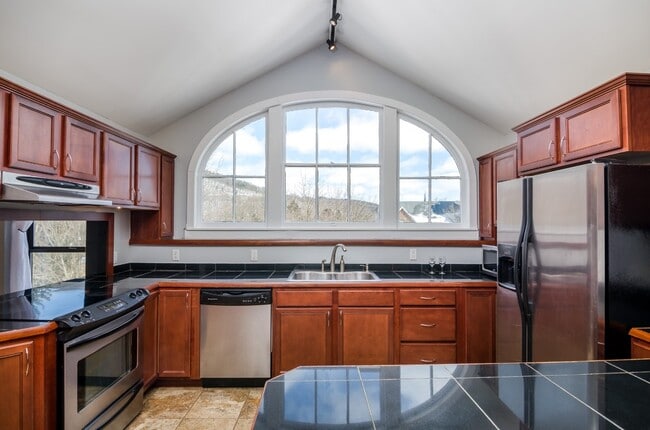 Building Photo - 231 Main St