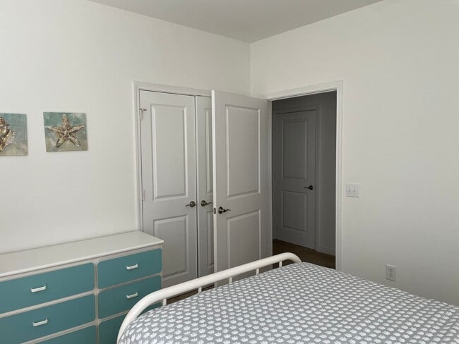 Building Photo - 395 S Crow Creek Dr