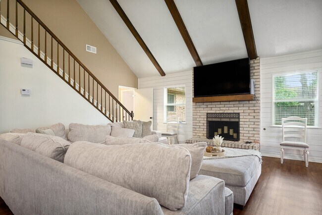 Building Photo - 706 Yale Ln