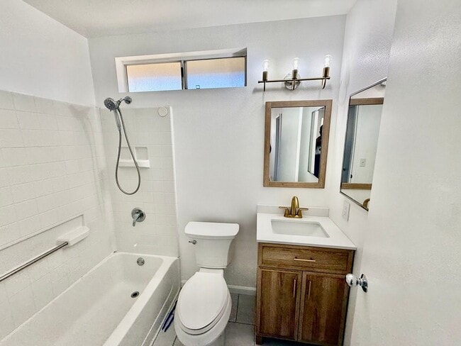 Building Photo - Beautifully Renovated 3BR/2.5BA Home with ...