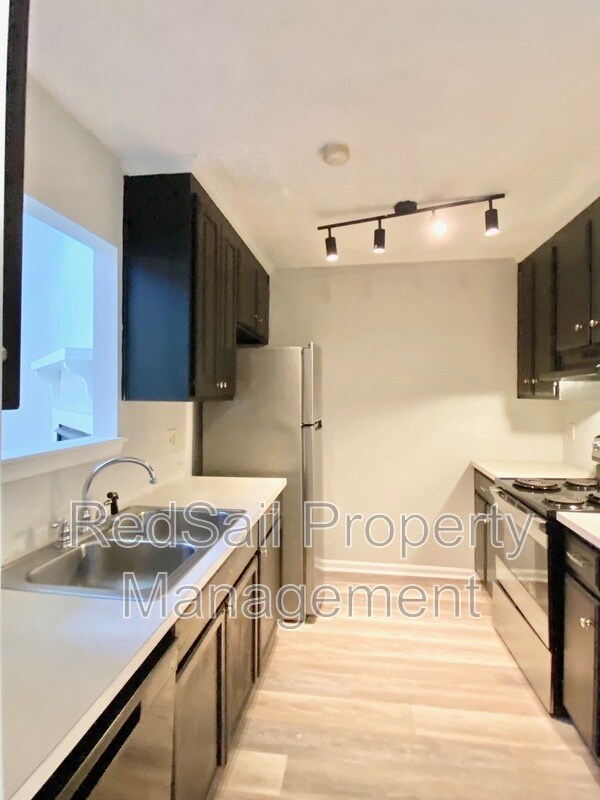 Building Photo - 384 Kinsmen Way