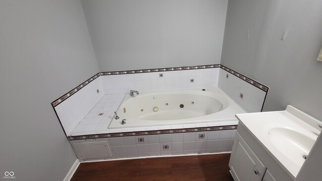 Building Photo - 2809 N Hawthorne Ln