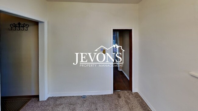 Building Photo - $895 Rent Credit - Charming 3-bedroom home with washer and dryer, an equipped kitchen, and nearby...