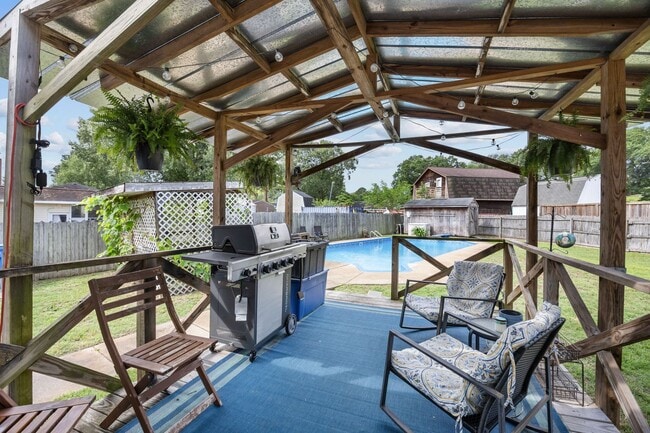 Building Photo - Spacious 4-Bedroom Home with Saltwater Pool & Large Fenced Yard
