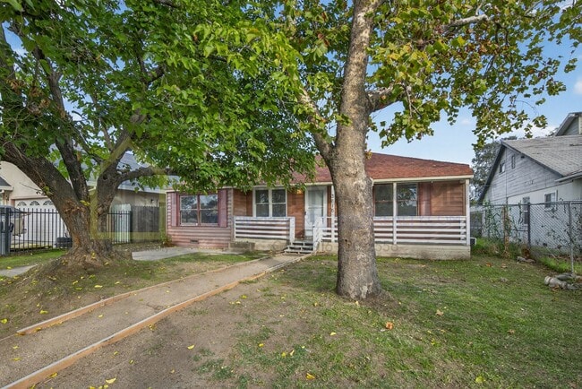 Building Photo - Charming 3-Bedroom Home for Rent – With Large Yard!!