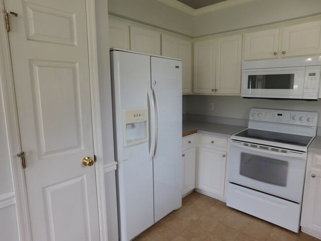 Building Photo - 210 Rivershore Dr