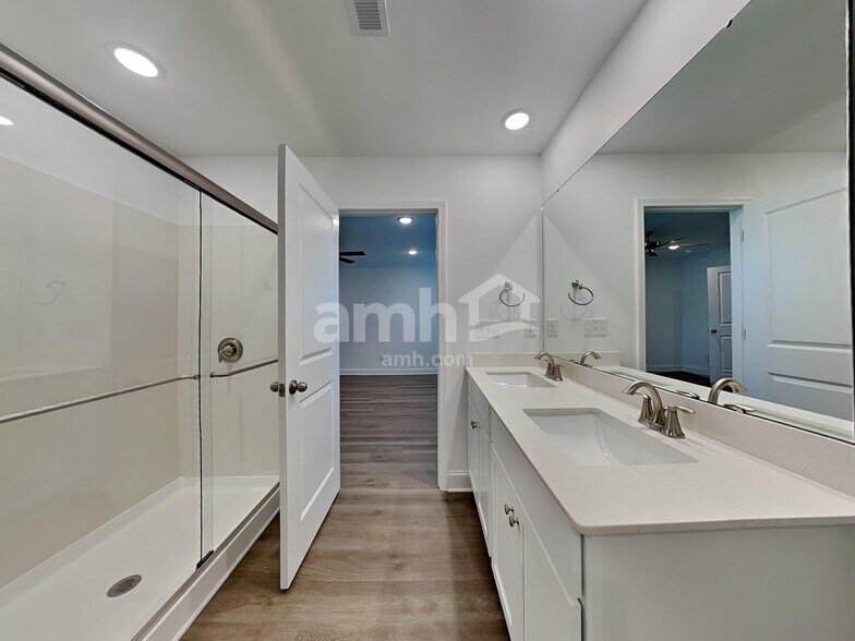 Building Photo - 6066 Rosemore Ln