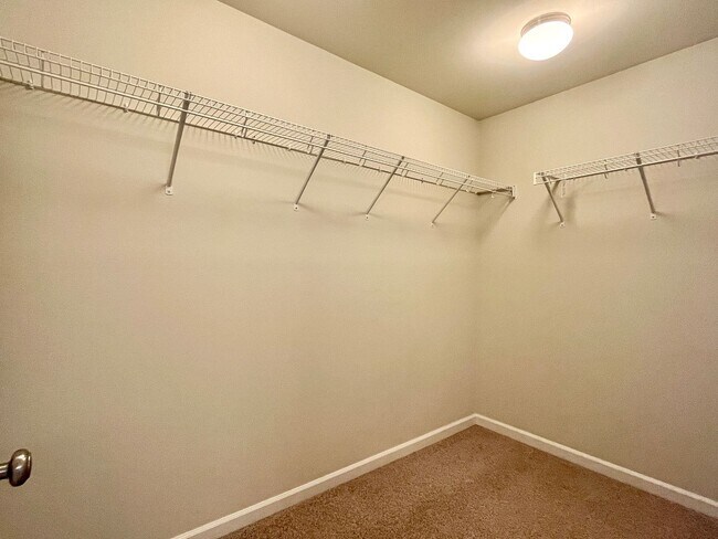 Building Photo - Spacious 5-Bedroom Home for Rent in Kenmore