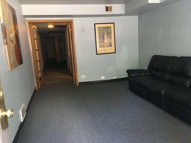 Building Photo - 100 Vana Dr