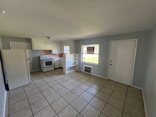 Building Photo - Great 1BR Duplex Walking Distance From Dow...