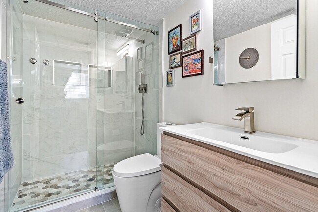 Building Photo - 2905 SW 22nd Ave