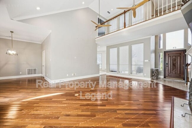 Building Photo - 618 Knollwood Dr