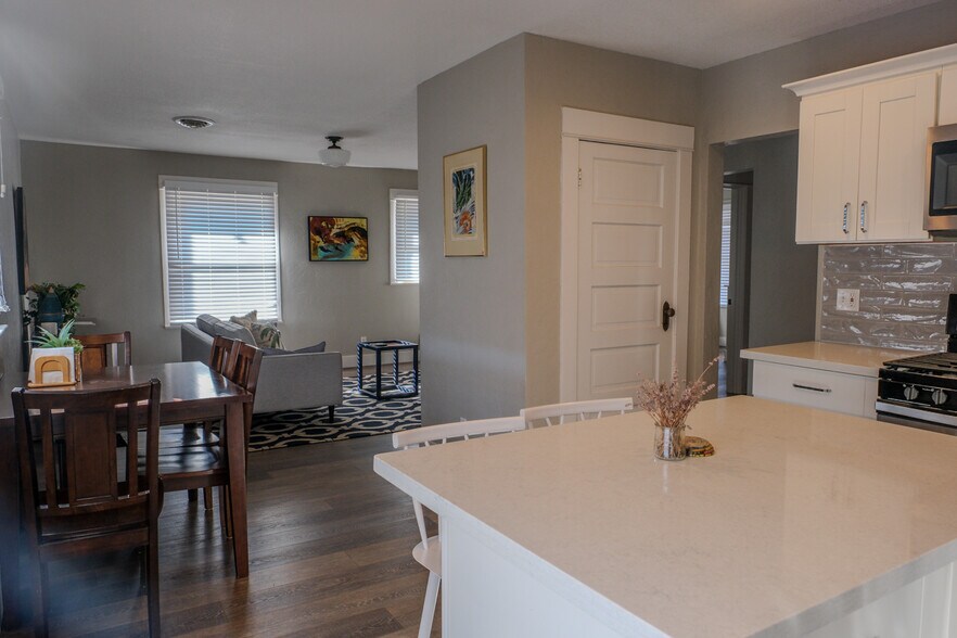 Building Photo - 5532 N Haight Ave