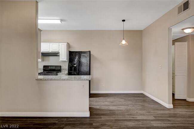 Building Photo - 5650 E Sahara Ave