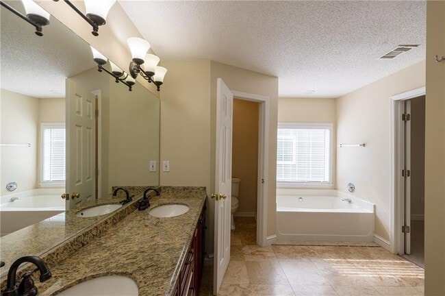 Building Photo - 1060 Lyndhurst Way