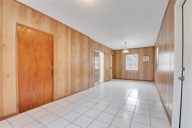 Building Photo - 1040 San Luis Dr