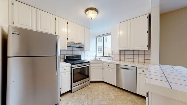 Building Photo - 1860 Jackson St