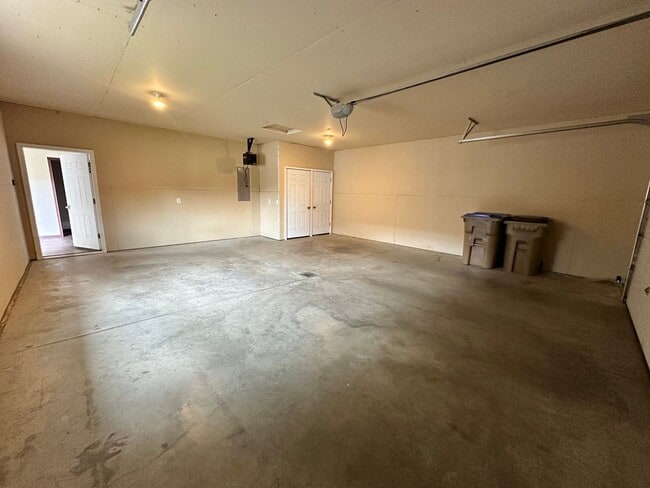 Building Photo - 3 Bedroom Townhome!
