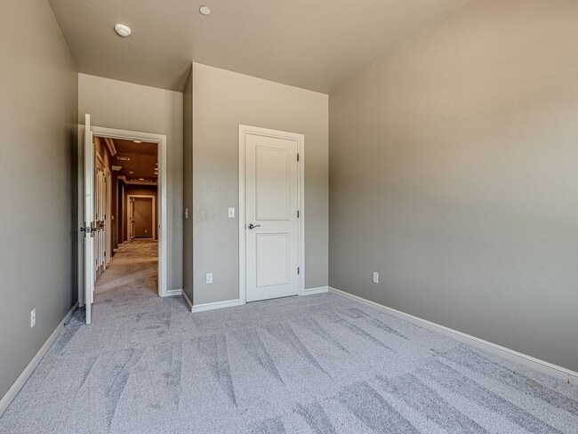 Building Photo - Luxury Edmond Townhome Overlooking Waterfa...