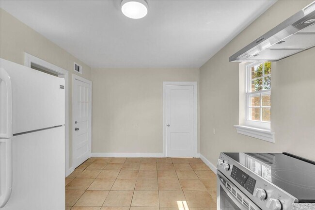 Building Photo - 2 bedroom off of Historic Victory Drive and minutes from Daffin Park