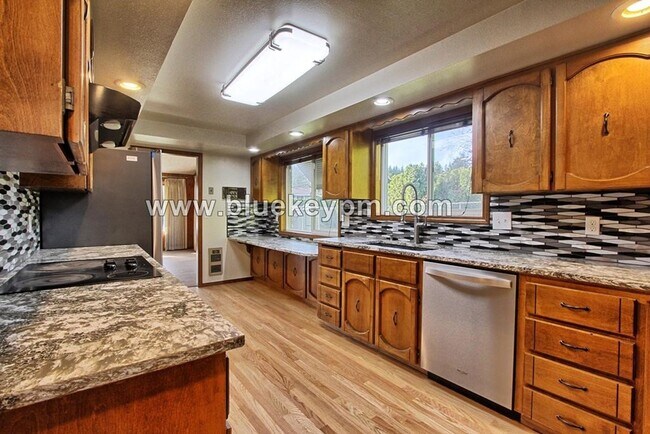 Building Photo - Amazing Holiday House!!!  3 Bed, 2.5 Bath ...