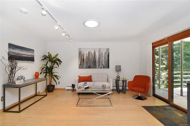 Building Photo - HIGHLY DESIRABLE West Pearl 2 Bed 1 Bath Top Floor Condo-Available August 5th!