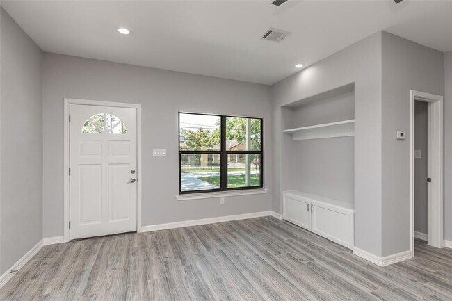 Building Photo - 6607 Avenue O