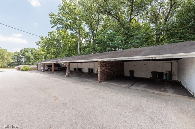 Building Photo - 7020 Carriage Hill Dr