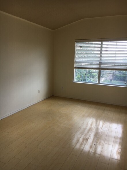 Building Photo - 901 Sweet Leaf Ln