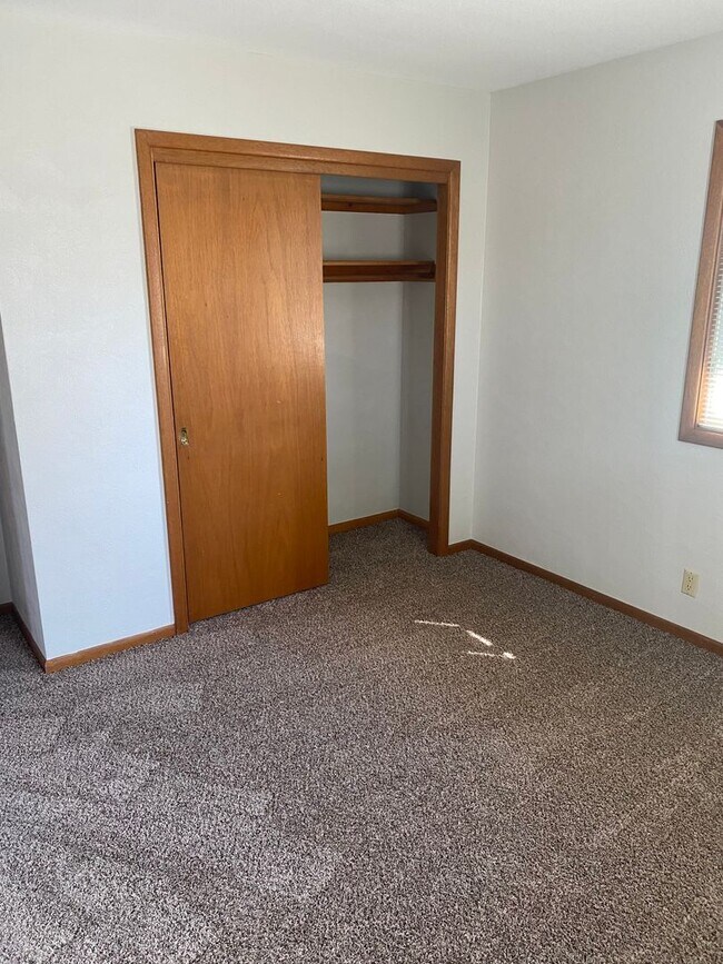 Building Photo - 2325-2327 Victoria Dr SW