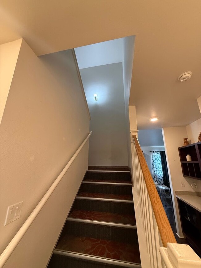 Building Photo - Spacious 4 Bedroom, 2.5 Bath Pet Friendly, Single Family Home.