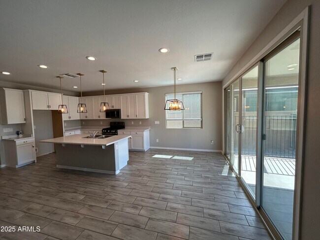 Building Photo - 25930 N Thornhill Dr