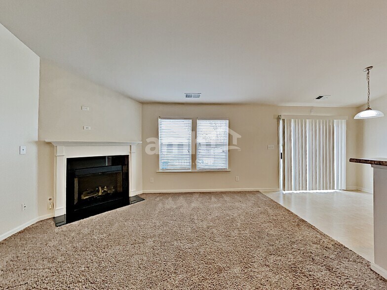 Building Photo - 975 Donington Cir