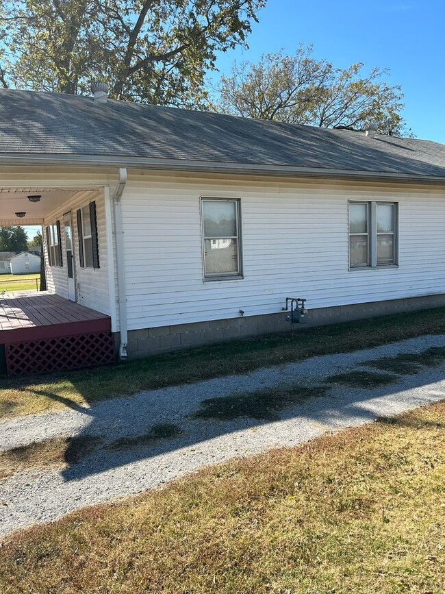 Building Photo - Nice 2 or 3 bedroom with covered front porch.