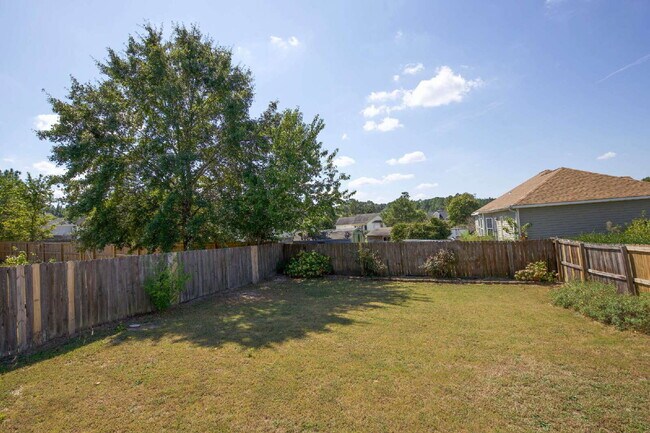 Building Photo - Charming 3 BR/2BA Ranch with fully fenced ...