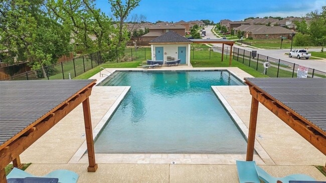 Building Photo - 720 Holly St