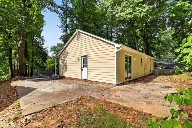 Building Photo - 151 Laura Ave