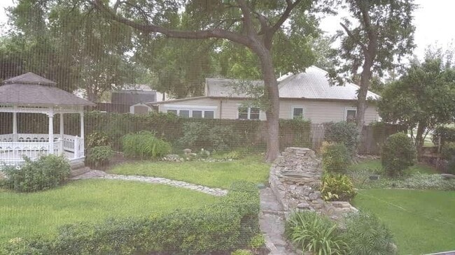 Building Photo - 316 1/2 E 7th Street Unit