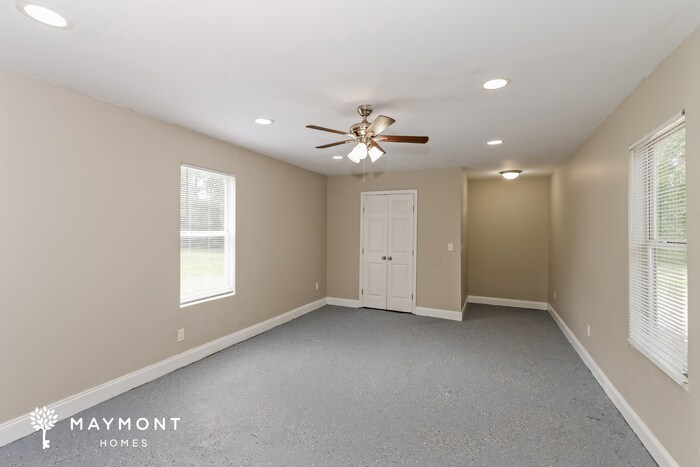 Building Photo - 7031 N Kenwood Dr